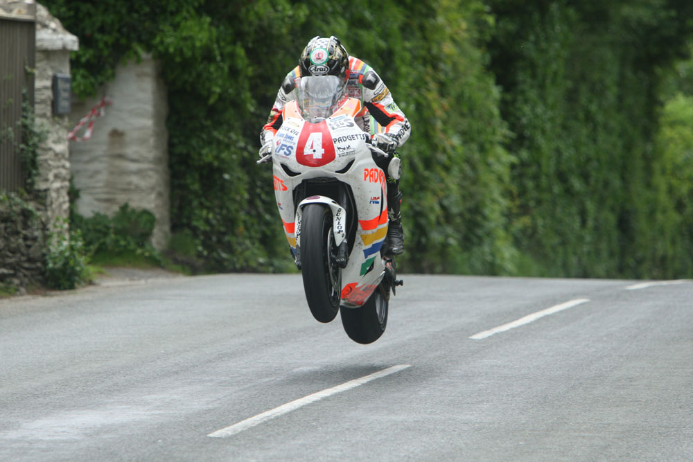 Ian Hutchinson Ballacrye Superstock TT 2010 (2)