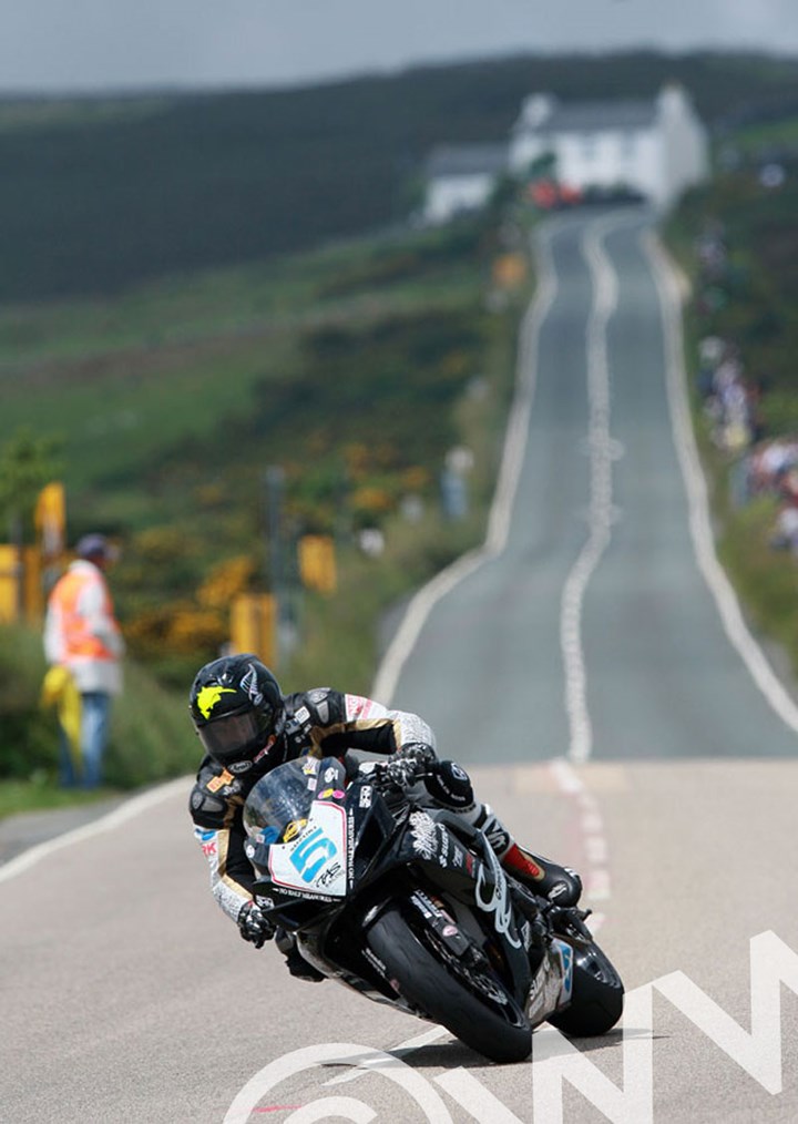 Bruce Anstey 2009 Supersport at the Creg - click to enlarge