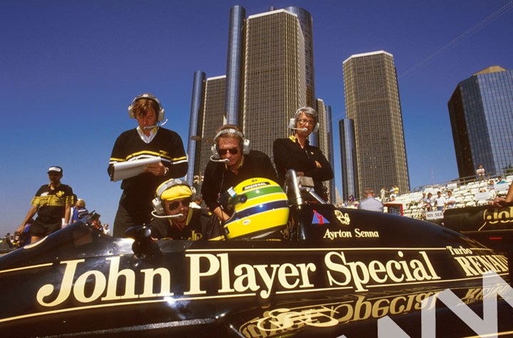 Senna (Lotus 98T Renault) in discussion Detroit 1986 - click to enlarge