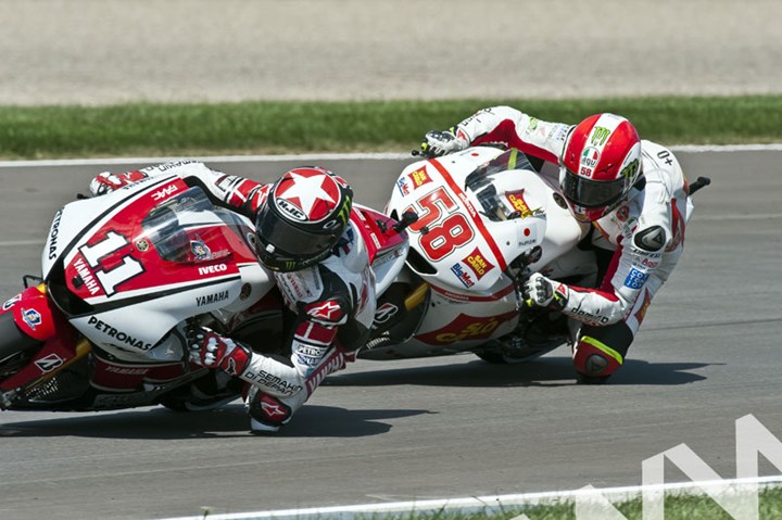 Ben Spies passes Marco Simoncelli MotoGP 2011 Indianapolis - click to enlarge