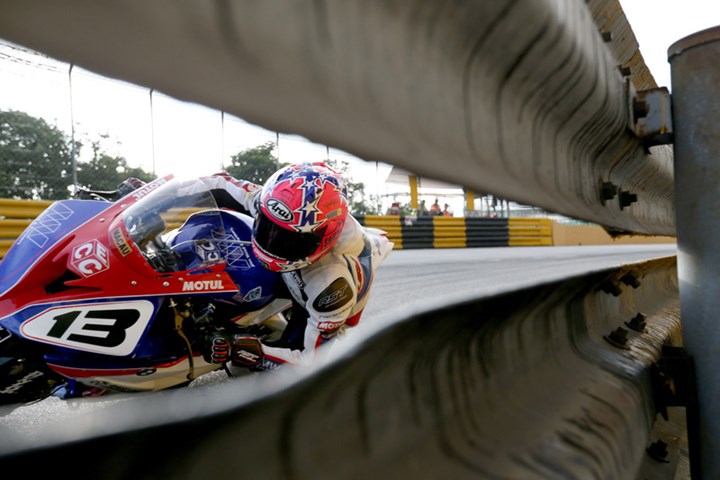 Lee Johnston hugs the armco Macau Grand Prix 2015 - click to enlarge