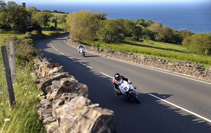 Bruce Anstey leads Ian Hutchinson TT 2016 Practice - click to enlarge