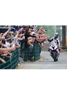 Senior race winner, Peter Hickman TT 2018