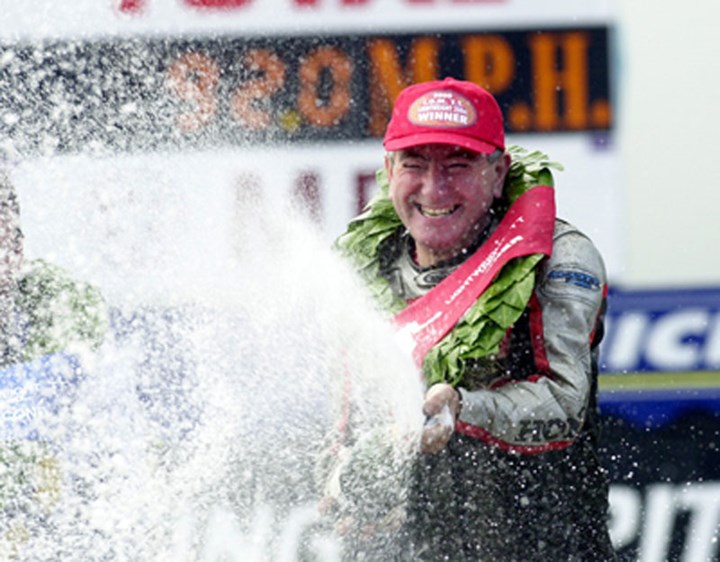 Joey Dunlop Celebrates Lightweight Win TT 2000 - click to enlarge