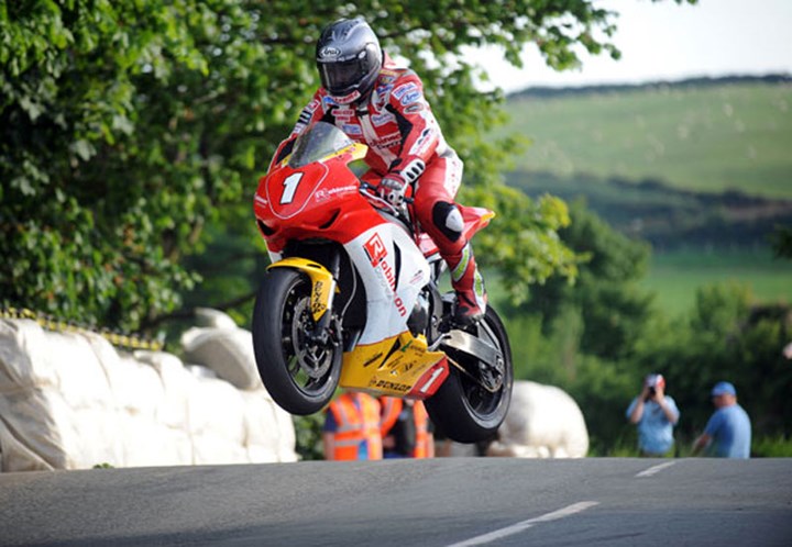 Gary Johnson Ballaugh Superbike Practice TT 2009  - click to enlarge