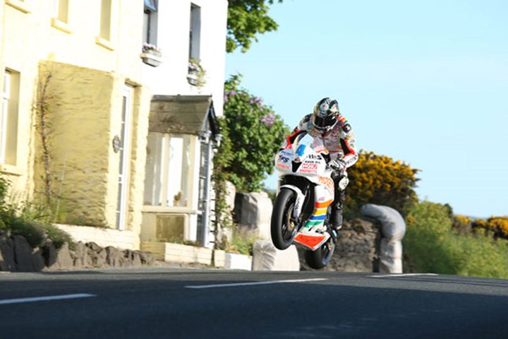 Ian Hutchinson Rhencullen 2010 Wednesday Practice - click to enlarge