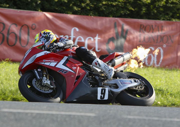 Ian Lougher Sulby Bridge Superbike Practice TT 2009  - click to enlarge