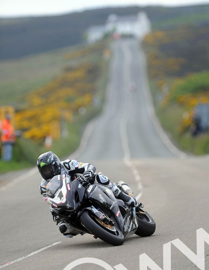 Bruce Anstey Creg ny Baa  TT 2010 2nd Practice - click to enlarge