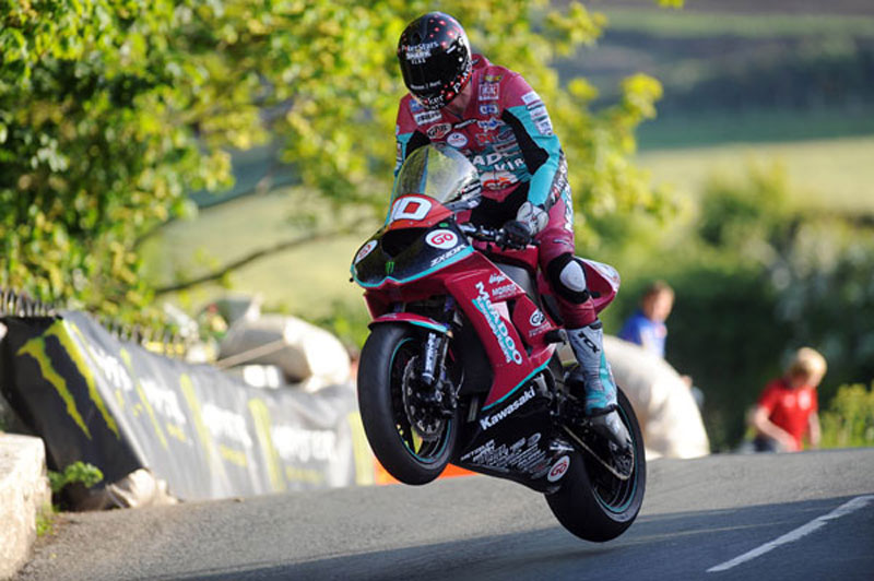 Conor Cummins Superstock Ballaugh Bridge TT 2010 : Duke Video