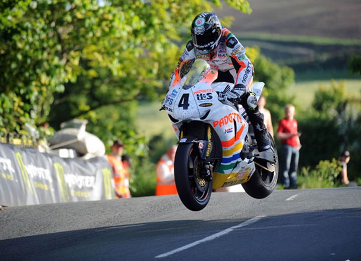 Ian Hutchinson Superbike Ballaugh Bridge - click to enlarge