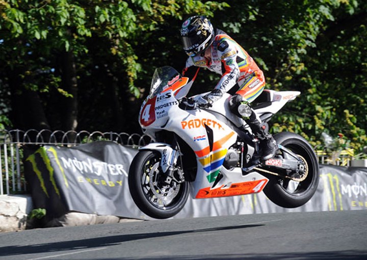 Ian Hutchinson Superstock Ballaugh Bridge - click to enlarge