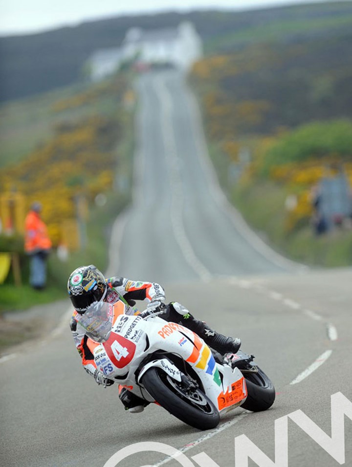 Ian Hutchinson Superstock Creg ny Baa - click to enlarge