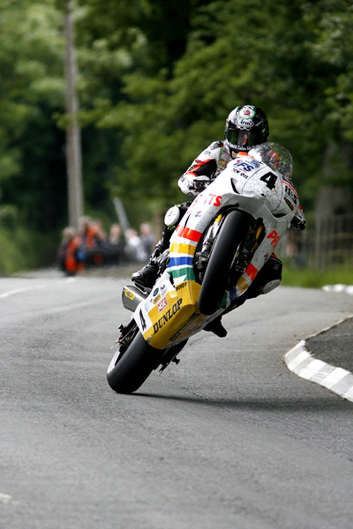 Ian Hutchinson Glentramman Superbike  2010 TT - click to enlarge