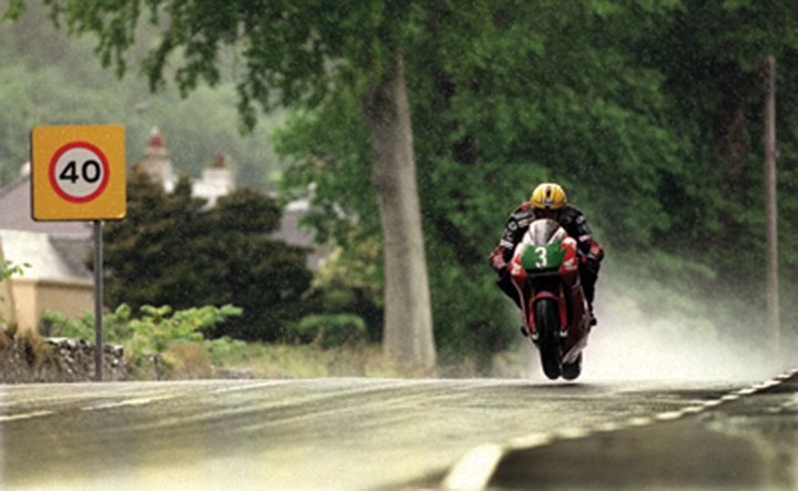 Joey Dunlop in the Rain TT 1998  - click to enlarge
