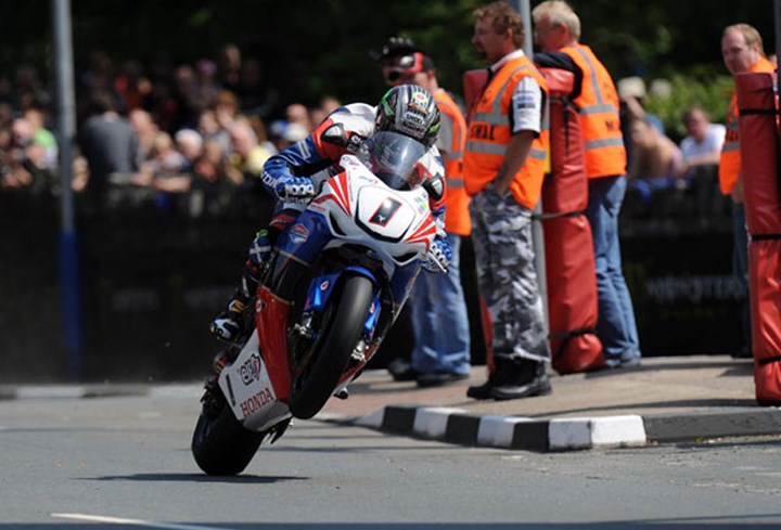 John McGuinness TT 2011 Superbike Race St Ninians - click to enlarge