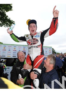 Michael Dunlop TT 2011 Superstock Winner Shoulders