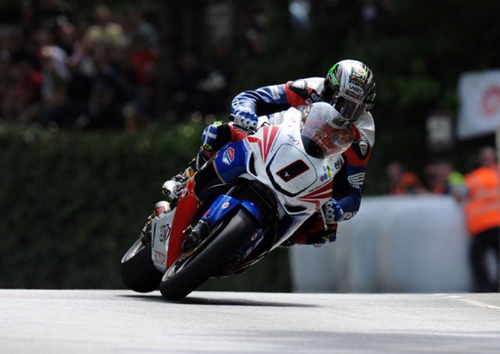 John McGuinness TT 2011 Superbike Race Union Mills - click to enlarge