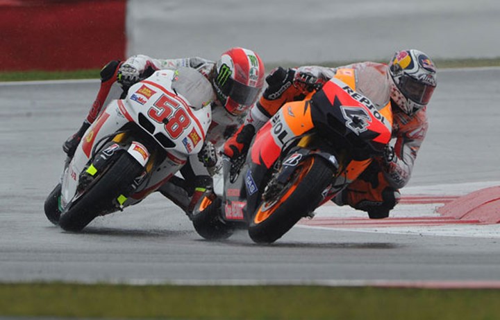 Simoncelli Dovizioso British MotoGP 2011 Silverstone - click to enlarge
