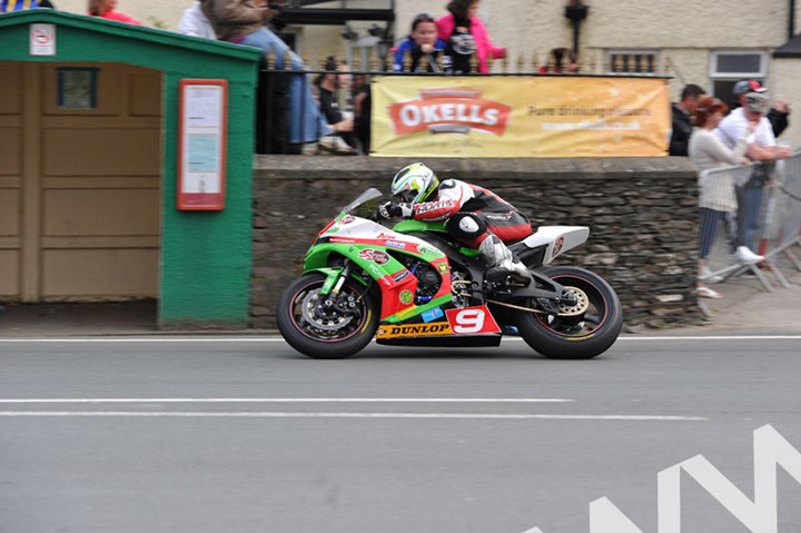 Michael Dunlop TT 2011 Superstock Ballaugh - click to enlarge