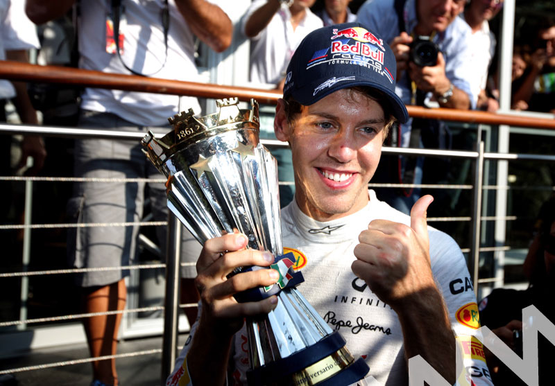 Sebastian Vettel with trophy Monza 2011 : Duke Video