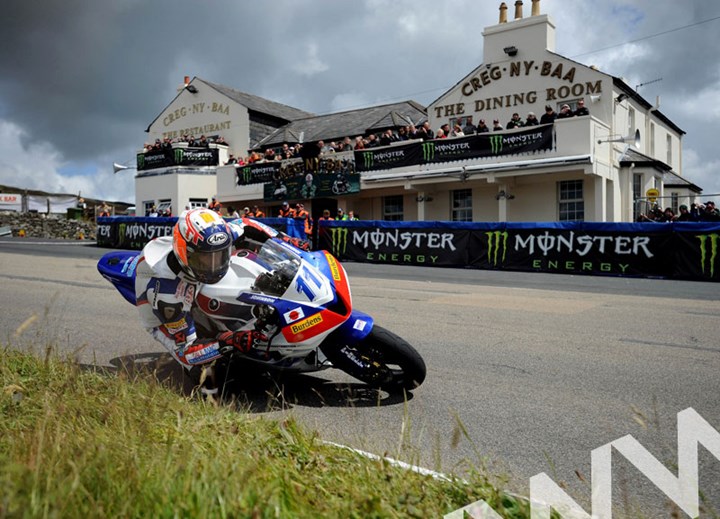 Gary Johnson TT 2011 Creg-ny-Baa on way to Supersport win - click to enlarge