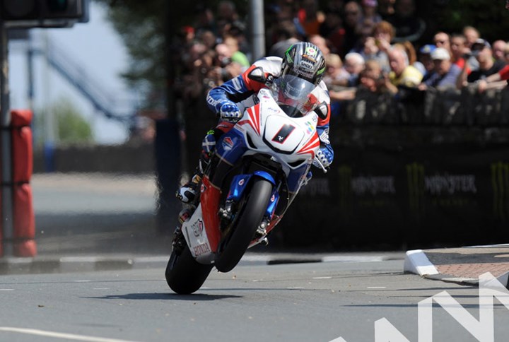 John McGuinness TT 2011 St Ninian's on way to Superbike win. - click to enlarge