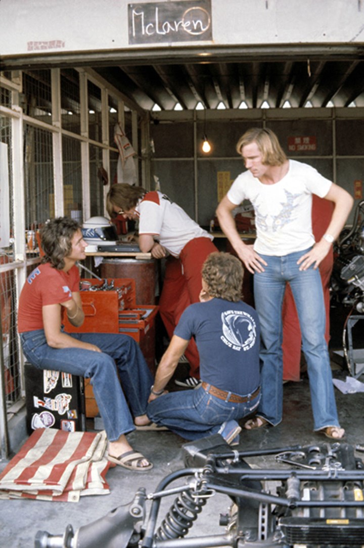 Barry Sheene  James Hunt 1976 Japanese GP  - click to enlarge