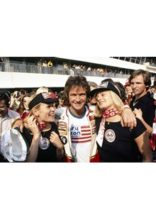 Barry Sheene with Grid Girls 