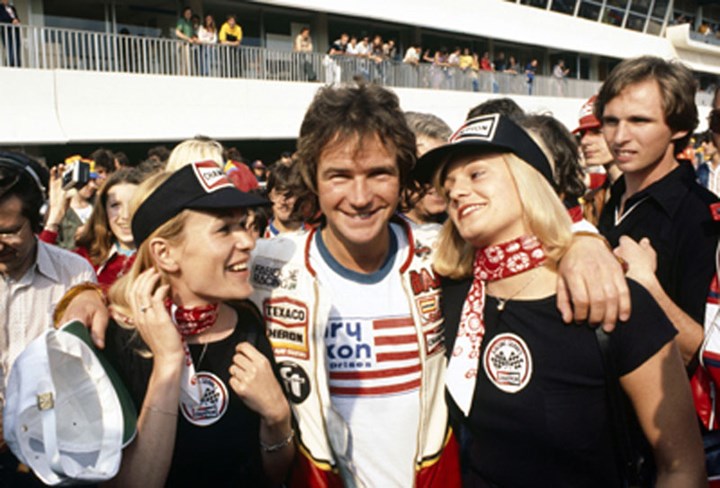 Barry Sheene with Grid Girls  - click to enlarge