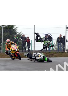 Alex Lowes crashing out BSB Knockhill ahead of Tommy Hill