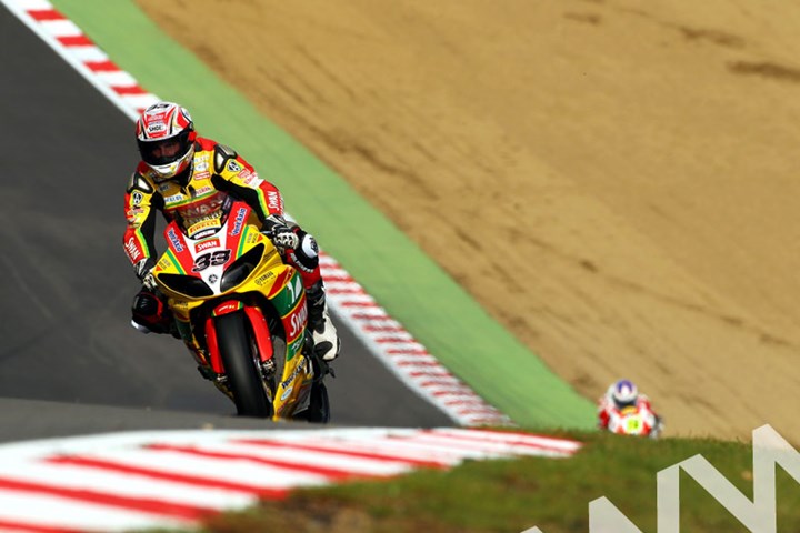 Tommy Hill BSB 2011 approaching Druids from Paddock Hill - click to enlarge