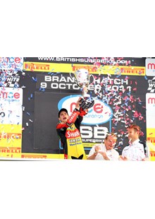 Tommy Hill BSB 2011 lifts the trophy