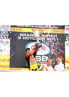 Tommy Hill BSB 2011 lifts the trophy