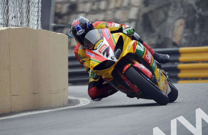 Ian Hutchinson Macau 2011 - click to enlarge