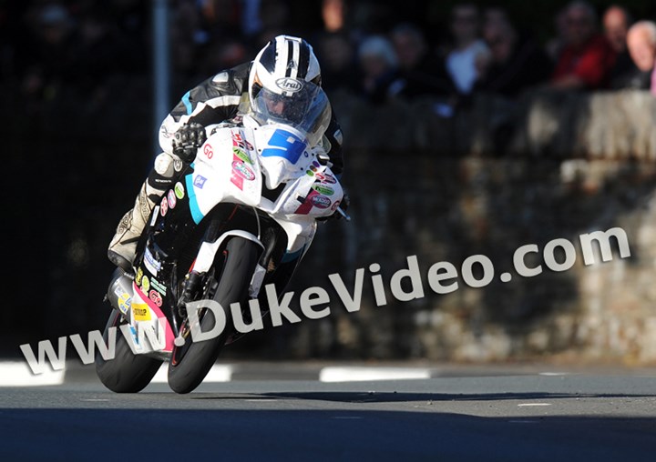 Michael Dunlop TT 2012 St Ninian's Supersport 2 race - click to enlarge