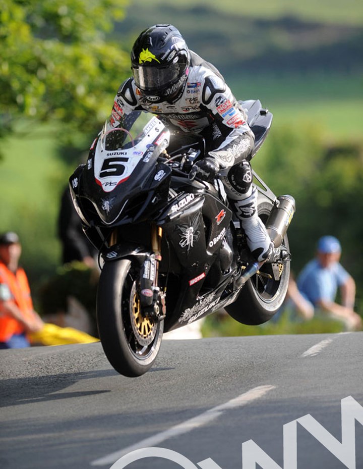 Bruce Anstey Ballaugh Bridge Supersbike Practice TT2009  - click to enlarge