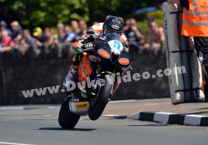 Bruce Anstey Supersport Wheelie TT 2013 - click to enlarge