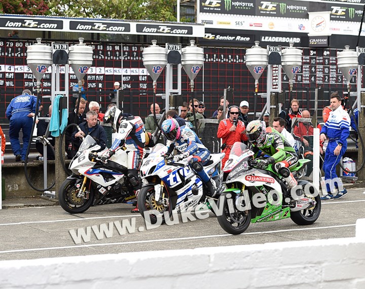 Michael Dunlop, Guy Martin and James Hillier in the pits - click to enlarge