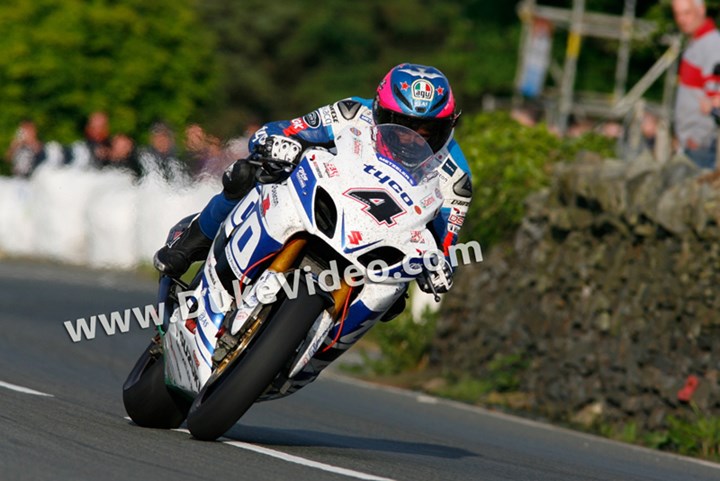 TT 2014 Guy Martin approaching Gooseneck - click to enlarge